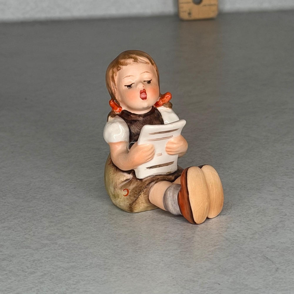 Goebel Hummel Figurine Girl Singing Sitting‎ Sheet Music W Germany TMK-6 131